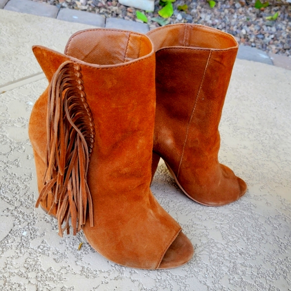 NWT "Dolce Vita" Fringed Saddle Brown Suede Shoe/Boot. Size 7